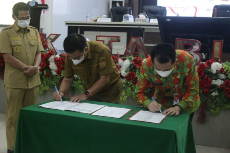 Wali Kota Bitung, Ir. Maurits Mantiri, M.M bersama Wakil Wali Kota Bitung Hengky Honandar, S.E menghadiri kegiatan agenda rakor forum keuangan daerah se-provinsi Sulawesi Utara yang bertempat di ruang S.H Sarundajang, Kantor Walikota Bitung.