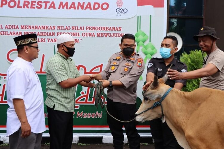 Kapolresta Manado Kombes Pol Julianto P.Sirait menyerahkan hewan kurban secara simbolis kepada Panitia Hari Raya Idul Adha 1443 Hijriah Polresta Manado di halaman Mapolresta Manado, Selasa (12/07/2022) pagi.