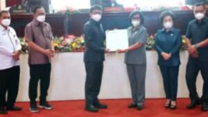 Rapat Paripurna ini dipimpin oleh Ketua DPRD Kota Manado Altje Dondokambey dan dihadiri oleh unsur pimpinan dan anggota DPRD, Forkopimda Manado, Sekretaris Pemerintah Kota  Micler C.S. para Kepala SKPD dan pejabat Pemerintah Kota, para Camat, para undangan lainnya.