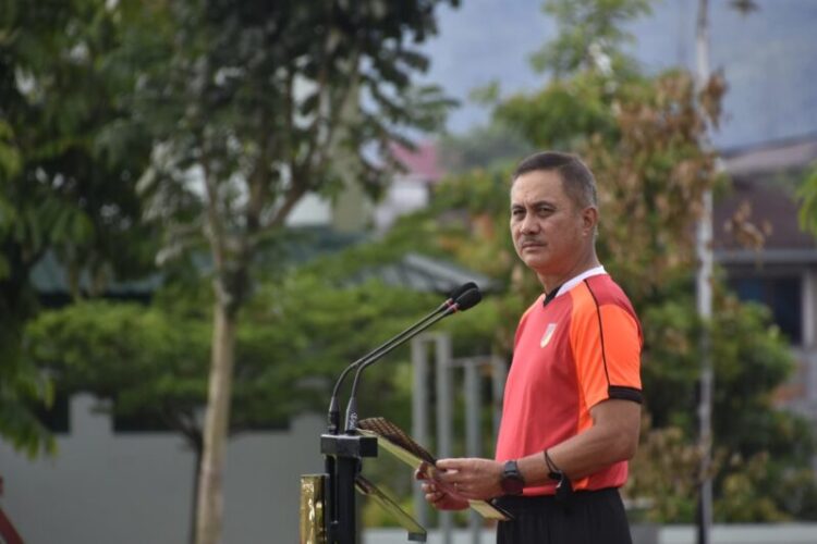 Pangdam XIII/Merdeka Mayjen TNI A. Denny Tuejeh saat memberikan pengarahan apel bersama kepada para prajurit dan PNS Kodam XIII/Merdeka di lapangan Makodam, Selasa (12/7/22).