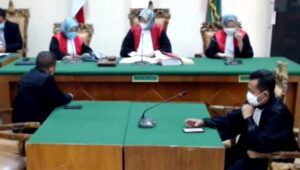 Para Majelis Hakim PN Sukadana, Lampung Timur, saat memimpin persidangan jelang vonis Wilson Lalengke