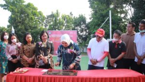 Ketua Umum PKK Ny. Tri Tito Karnavian Meresmikan Lapangan Bola Voli. Maurits Mantiri Sangat Berterimakasih.