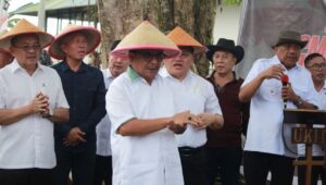 Wali kota Bitung Ir Maurits Mantiri Himbau Warga Rajin Menanam.