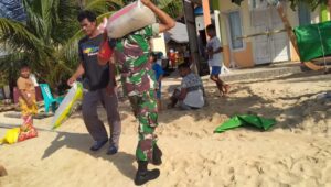 Mantap: Babinsa Koramil 1301-07/Tabut Kodim1301/Sangihe Cegah Abrasi, Bantu Warga Dalam Pembuatan Talud Pantai.