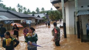 Babinsa Koramil 1301-03/Tamako Kodim1301/Sangihe Bantu Masyarakat Yang Terkena Dampak Banjir.