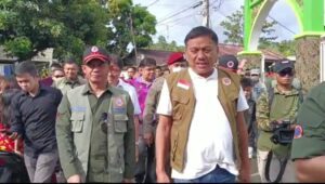 GUBERNUR SULUT OLLY DONDOKAMBEY DAMPINGI KEPALA BNPB PUSAT BERIKAN BANTUAN KE WARGA MANADO