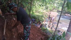 Babinsa Koramil1301-03/Tamako Kodim1301/ Sangihe Bersama Masyarakat Membantu Membuat Jalan Alternatif Untuk Masyarakat.