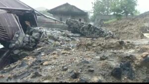 TANGGUL JEBOL MENIMPA TIGA RUMAH WARGA KOTA MANADO.