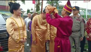 WALIKOTA TOMOHON BERSAMA IBU DIANUGERAHI GELAR ADAT KABUPATEN KEPULAUAN SANGIHE.