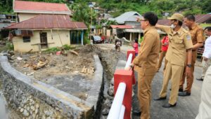 Walikota Manado, Andrei Angouw Turlap Melihat Kondisi Drainase Dan Saluran Air.
