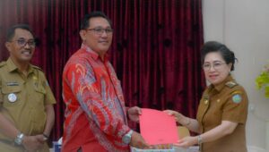 Tamuntuan Serahkan SK Kepada 15 Stafsus Bupati Sangihe
