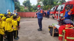 Dinas Pemadam Kebakaran Dan Penyelamatan Lamsel Terima Kunjungan TK Dharma Wanita