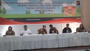 Sekot DR. Micler Lakat SH MH buka kegiatan jenjang kompetisi tingkat SMP Kota Manado.