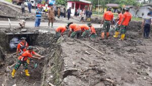 PRAJURIT LANUDAL MANADO BERSINERGI BANTU WARGA PASCA BANJIR BANDANG DI DESA KLABAT MINAHASA UTARA