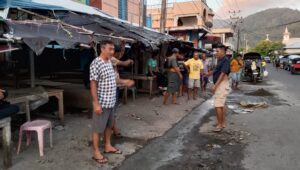 Semangat Gotong Royong Anggota DPRD Sangihe Bersama Sejumlah Pengendara Bentor Melaksanakan Kerja Bakti