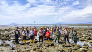 Kapolsek Tombariri IPDA Mario Sopacoly Bersama Koramil 1302-07 Memberikan bantuan Bibit Mangrove