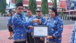 Usai Pimpin Upacara Hari Kebangkitan Nasional, Hengky Honandar Serahkan Penghargaan Kepada Pensiunan