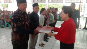 Pemkab Sangihe, Tamuntuan Serahkan Dana Hibah Bagi Ormas Dan Tokoh Agama