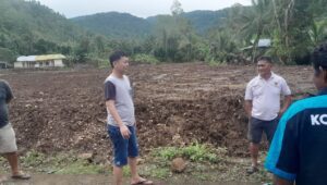 Mengembangkan Bakat Pemuda Dagho, Seliang Bangun Lapangan Sepak Bola Di Kampung Dagho