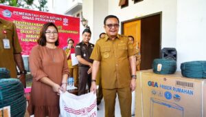 Penyerahan Bibit ikan Kepada Kelompok Usaha, Mantiri Berharap dikelola Dengan Baik