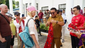 Tarian Adat Seni Budaya Sambut Kedatangan Tamu Wisatawan Mancanegara di Kota Bitung