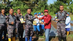 LANUDAL MANADO MELAKSANAKAN KICK OFF PENANAMAN BIBIT 6 KOMODITAS DI LAHAN KETAHANAN PANGAN MINI EXPO LANUDAL MANADO