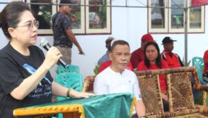 Penjabat Bupati Sangihe Membagikan Bendera Merah Putih di Kecamatan Ta