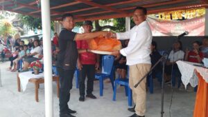 Gunfanus Serahkan Bantuan Sarana Olahraga Bola Voli