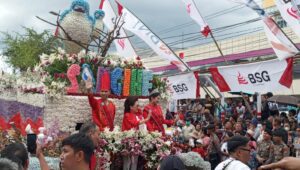 Menghadiri TIFF 2023, Pj Bupati Sangihe Menyapa Para Tamu Dari Atas Kendaraan Hias