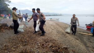 TNI_POLRI DAN DLH KOTA MANADO MELAKUKAN BAKTI SOSIAL PEMBERSIHAN PANTAI DI KELURAHAN SINDULANG