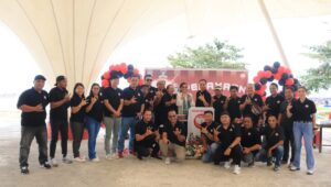 Aliansi Pers Manado Rayakan Hut ke 2 Spektakuler Giat Bersih Pantai dan Bagikan Bingkisan Kasih