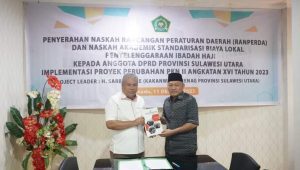Kepala Kanwil Kemenag Sulawesi Utara Serahkan Naskah Akademik dan Rancangan Perda Standarisasi Biaya Ibadah Haji ke DPRD