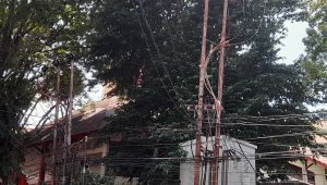 Diduga pemasangan kabel jaringan internet provider Perusahan Swasta, tidak berizin.