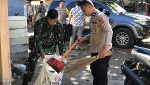 Sinergitas TNI Polri Laksanakan Kerja Bakti Bersama Warga Kampung Lapango Dua