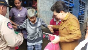 Foto: Pj. Bupati Sangihe, dr. Rinny Tamuntuan memberikan bantuan kepda masyarakat di Laine. (Dok. Istimewa)