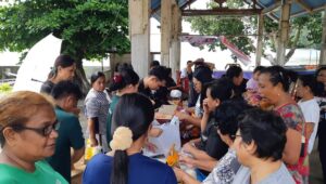 Pasar Murah dan Pengobatan Gratis Meringankan Beban Masyarakat di Tawali Lindongan 1 Foto: Pasar murah kampung Tawoali. (Dok. Istimewa)