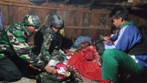 Sangat Luar Biasa: Dua Minggu Terlantarkan, Satgas TNI 300 Siliwangi Selamatkan Wanita Terjangkit Malaria di Papua