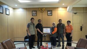 Penyerahan Bantuan Oleh Badan Nasional Penanggulangan Bencana (BNPB) Maurits Mantiri Berterima kasih