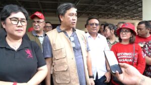 Foto: Gubernur Sulawesi Utara, Steven Kandouw didampingi Wali Kota Bitung, Maurits Mantiri turun menyerahkan bantuan bagi korban bencana. (Istimewa)