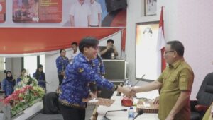 Walikota Bitung Maurits Mantiri Menyerahkan SK PPPK Tahun Anggaran 2023