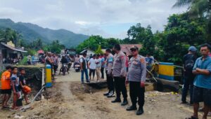 Polres Kotamobagu dan Brimob Bangun Jembatan Darurat Desa Muntoi, Sementara Bisa Dilalui Sepeda Motor