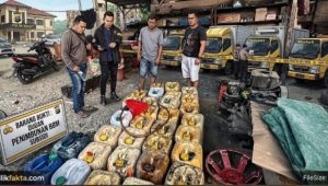 Polda Malut Bongkar Dugaan Penimbunan Solar Subsidi di Halsel, 7 Truk dan Puluhan Jerigen Diamankan